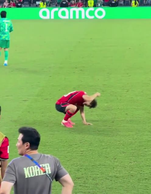 남아공 패배후 이강인 감정폭발한 이유.gif