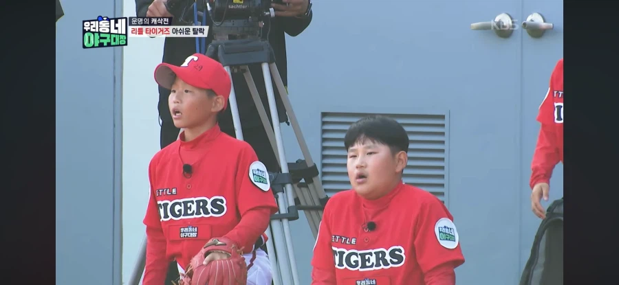 자책하는 막내를 본 초등야구 주장.jpg
