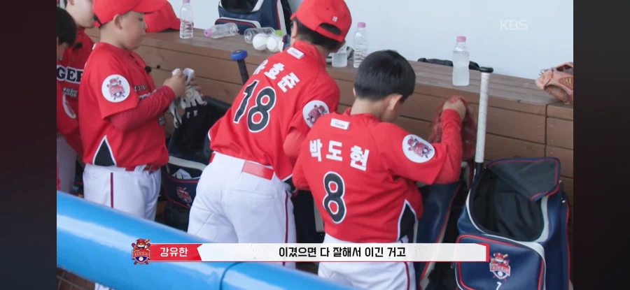 자책하는 막내를 본 초등야구 주장.jpg