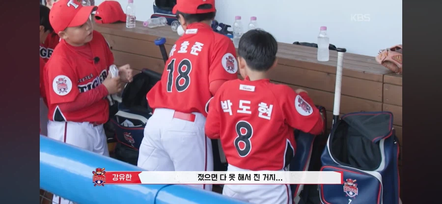 자책하는 막내를 본 초등야구 주장.jpg
