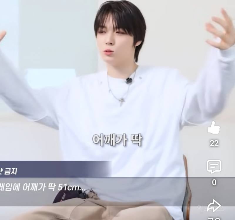 어깨가 넓어 에티켓을 못지킨 아이돌..jpg