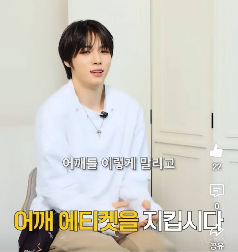어깨가 넓어 에티켓을 못지킨 아이돌..jpg