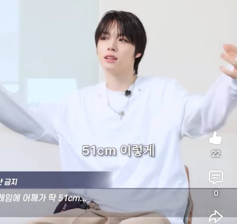 어깨가 넓어 에티켓을 못지킨 아이돌..jpg