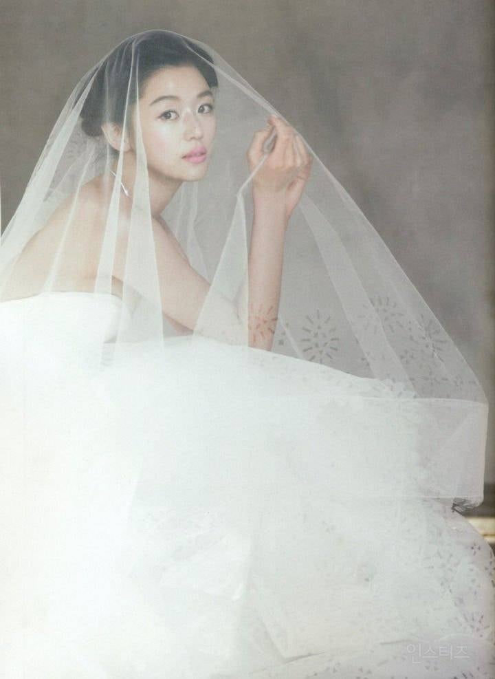 영원한 레전드로 남을 배우 전지현 웨딩화보.jpg