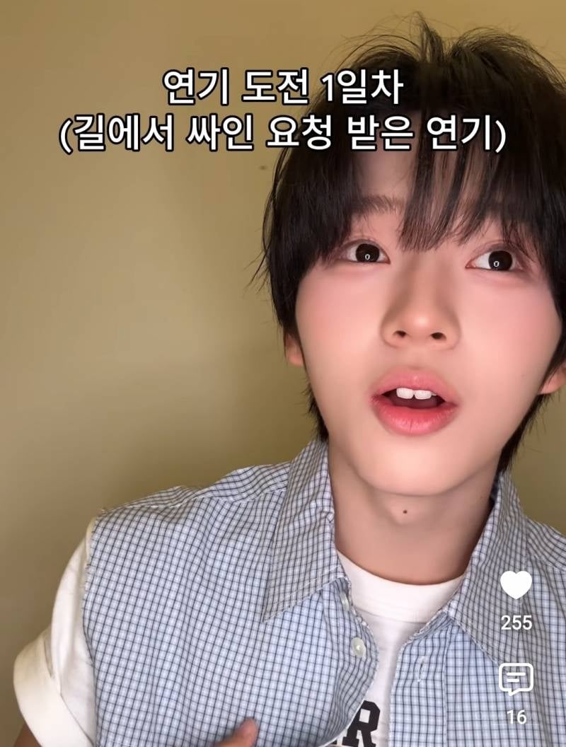 길에서 싸인 요청 받은 연기 보여주는 아이돌.jpg