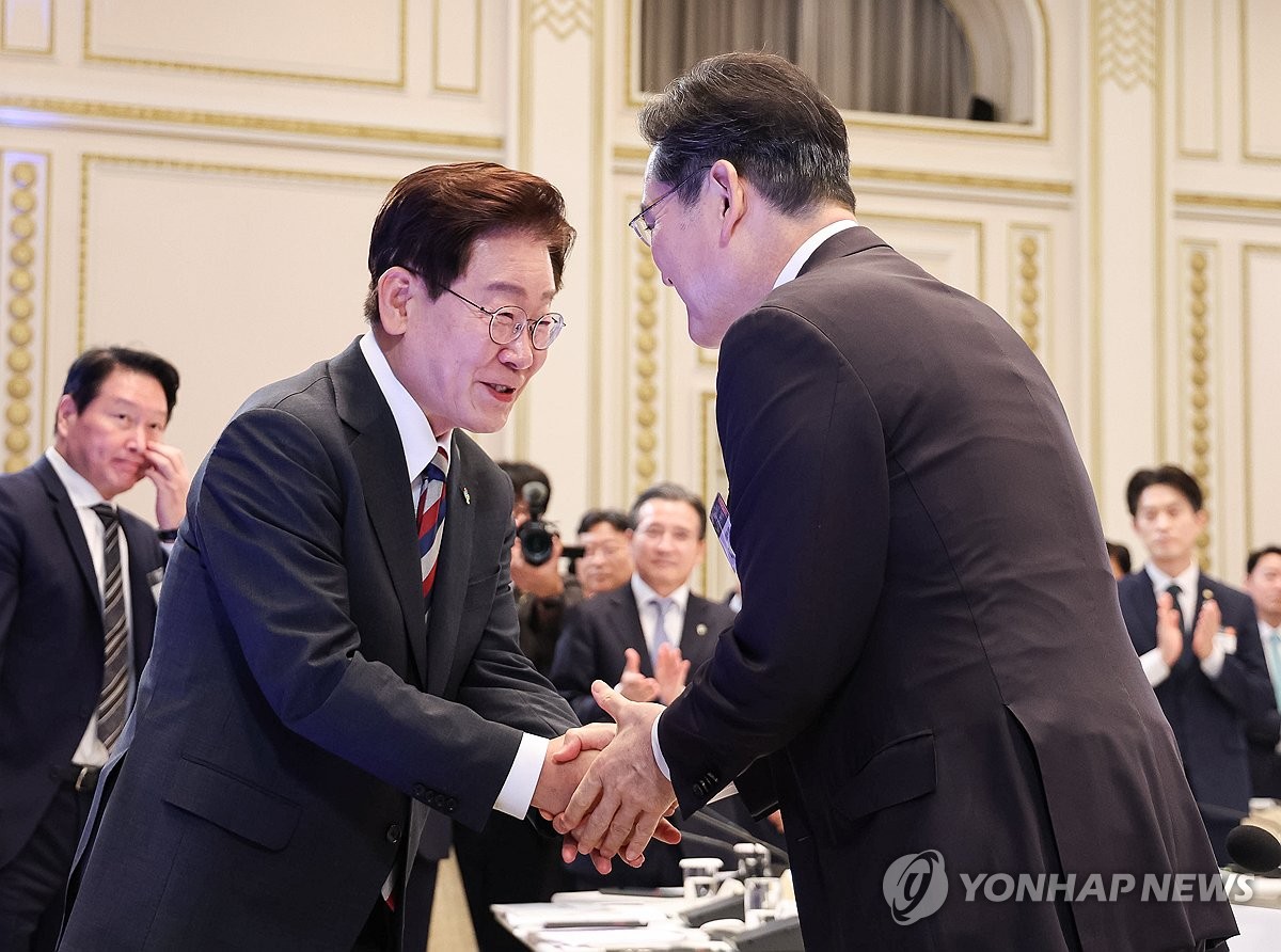 이 대통령, 아산서 충청권 첨단산업 비전 보고회