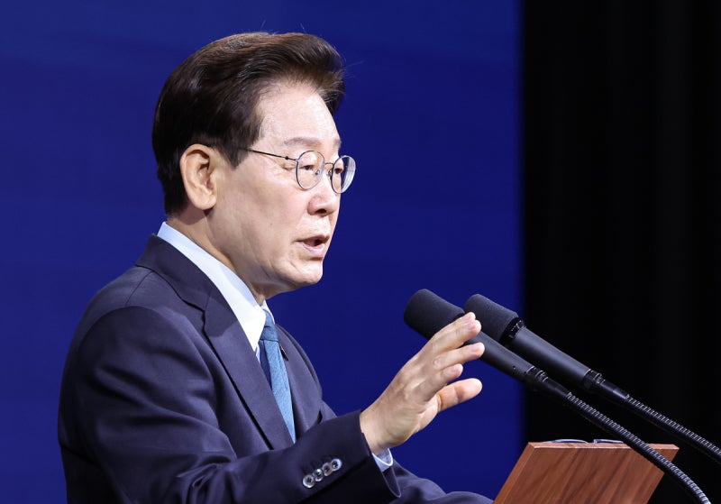 이 대통령, 아산서 충청권 첨단산업 비전 보고회