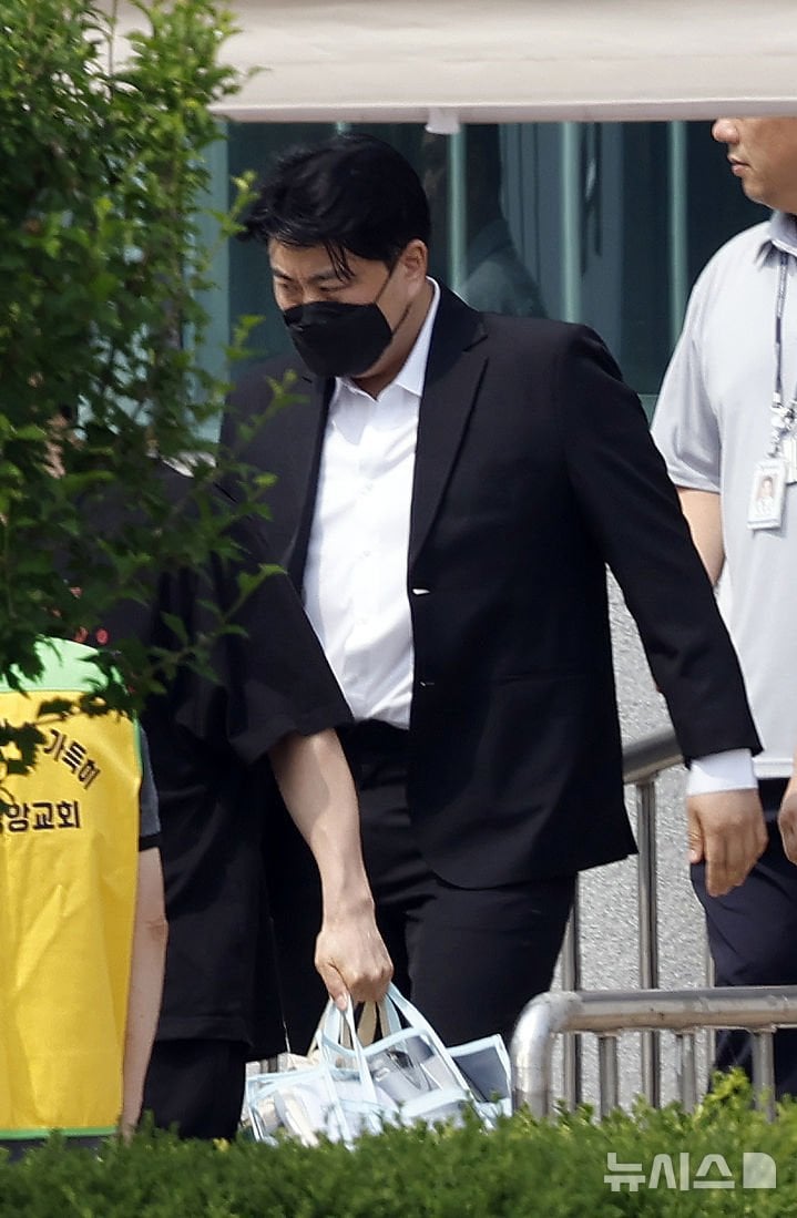 방금 출소한 김호중.jpg