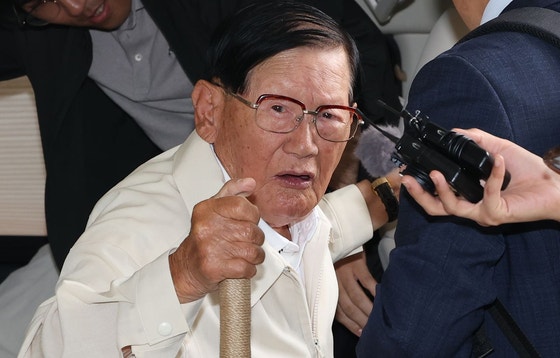 단독] "이만희 선생님 식빵에 딸기잼 발라, 야간엔 화장실 2번"