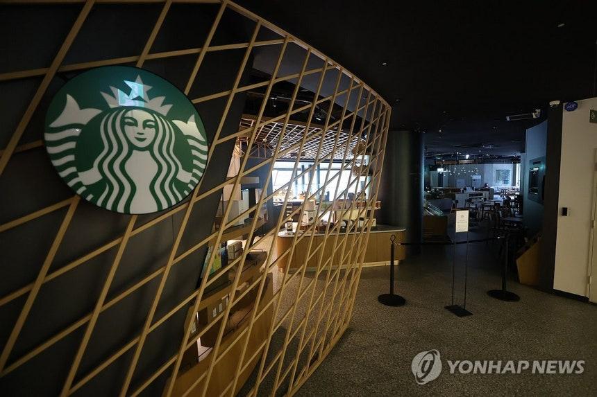 스타벅스 결제액 한 달 새 '200억원' 넘게 줄었다