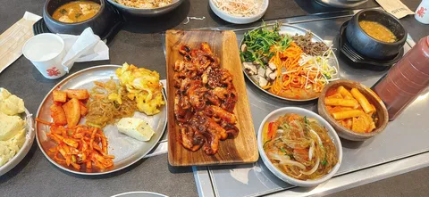 점심으로 쭈구미 볶음 보리밥 먹고 왔네요