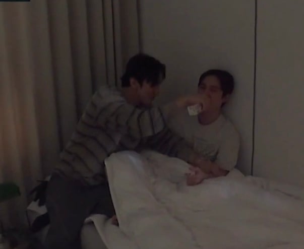 눈 앞에 도경수만 있으면 통제광 되는 이광수.twt