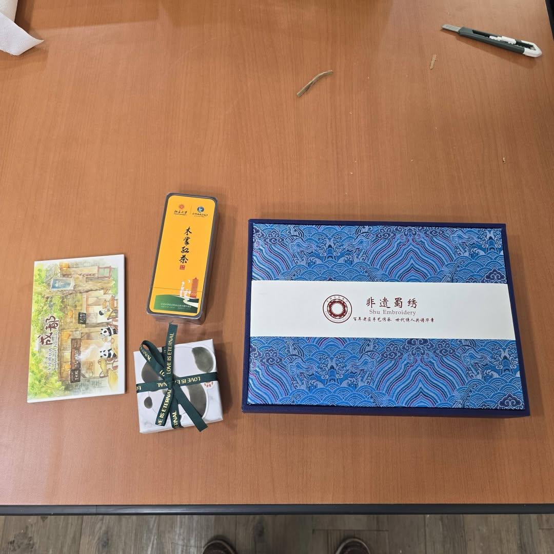 버스가 없어 곤경에 처한 중국 여학생들을 보고 차를 태워준 한국인 1년 후..jpg