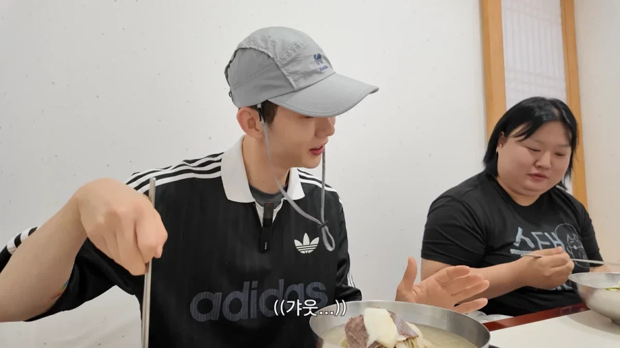 평양냉면 처음 먹어 본다는 가수 조권.jpg
