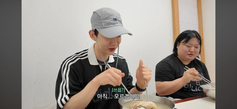 평양냉면 처음 먹어 본다는 가수 조권.jpg