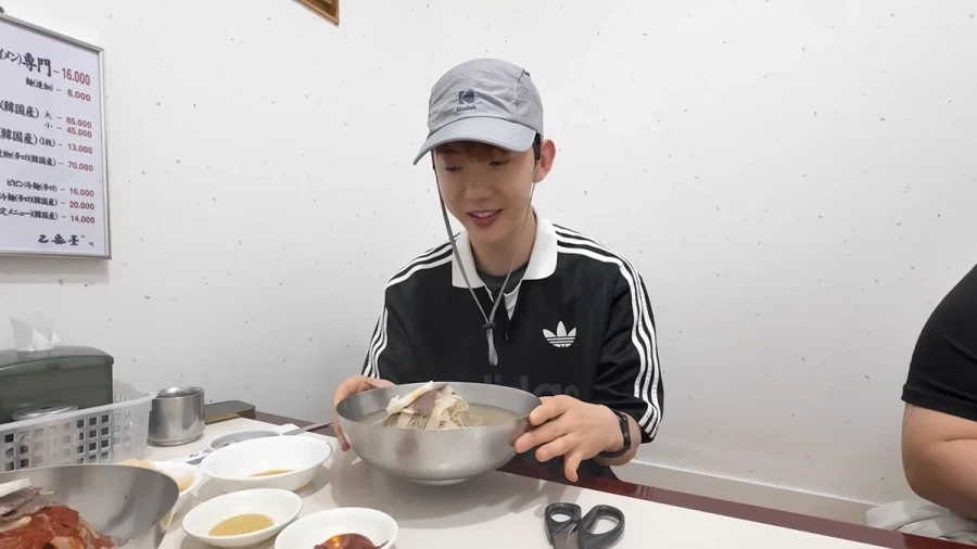 평양냉면 처음 먹어 본다는 가수 조권.jpg
