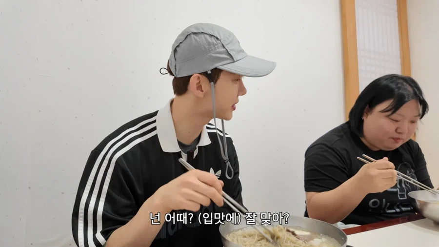 평양냉면 처음 먹어 본다는 가수 조권.jpg