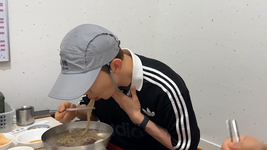 평양냉면 처음 먹어 본다는 가수 조권.jpg