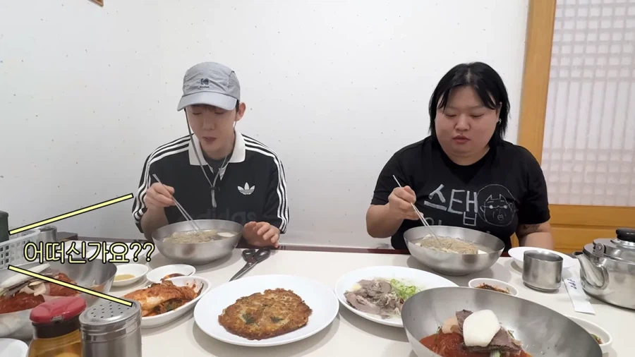 평양냉면 처음 먹어 본다는 가수 조권.jpg