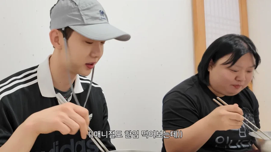 평양냉면 처음 먹어 본다는 가수 조권.jpg