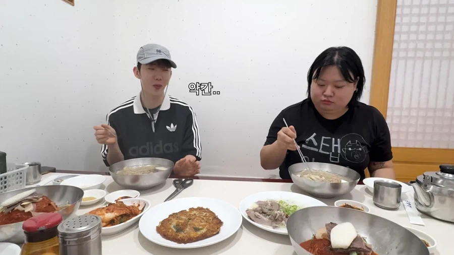 평양냉면 처음 먹어 본다는 가수 조권.jpg