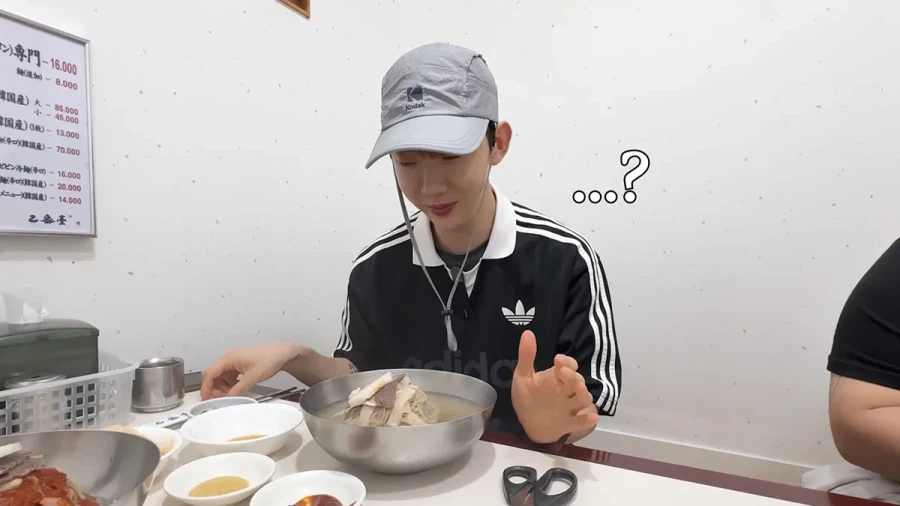 평양냉면 처음 먹어 본다는 가수 조권.jpg