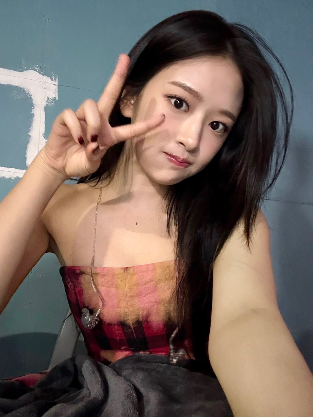 안유진 닮은 꼴로 불리는 중인 신인 남자 아이돌.jpg