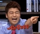 월드컵 트로피를 비닐 봉지에 넣어가는 스페인 대표팀gif