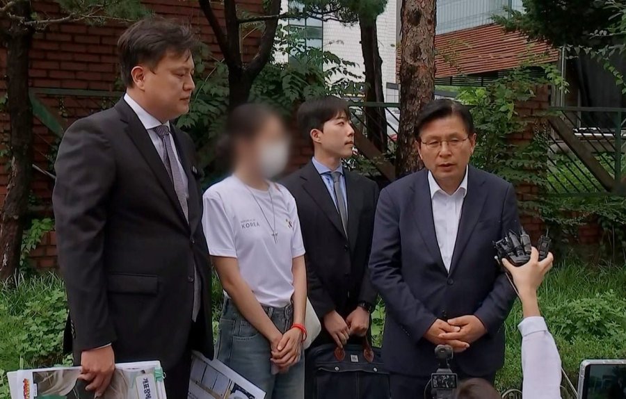 '성조기 여성' 지각 조사, 중국인들이 너무 많아