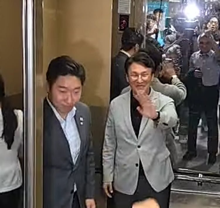 민주당 김용만 의원 근황..옆에..