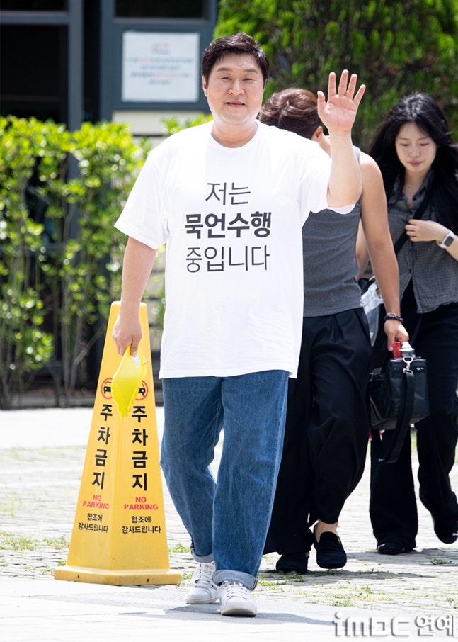 [포토] 윤경호 출근길 '저는 묵언수행 중입니다'