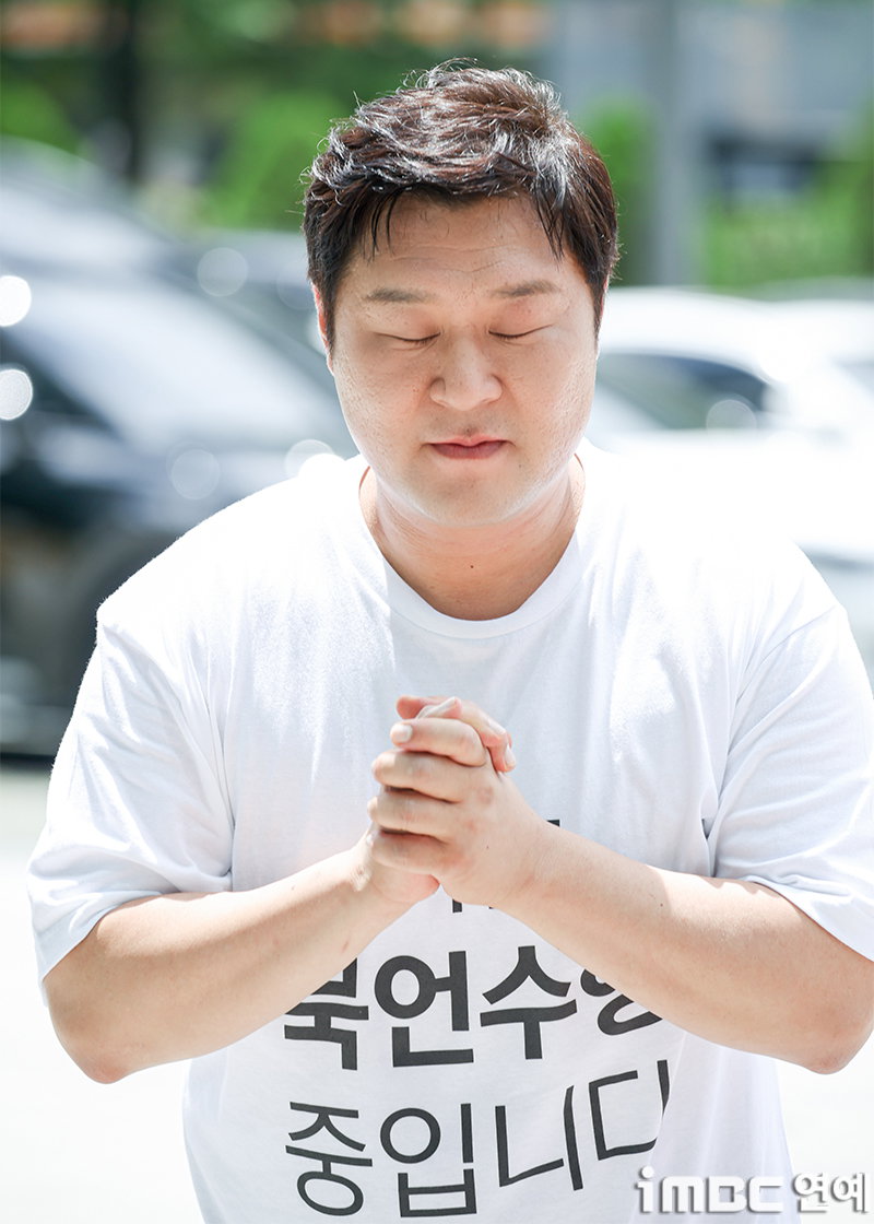 [포토] 윤경호 출근길 '저는 묵언수행 중입니다'