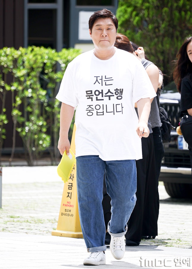 [포토] 윤경호 출근길 '저는 묵언수행 중입니다'