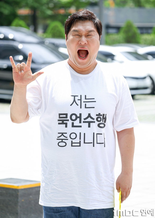 [포토] 윤경호 출근길 '저는 묵언수행 중입니다'