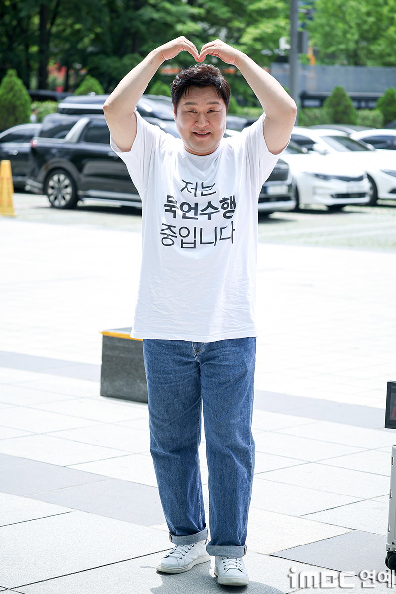 [포토] 윤경호 출근길 '저는 묵언수행 중입니다'