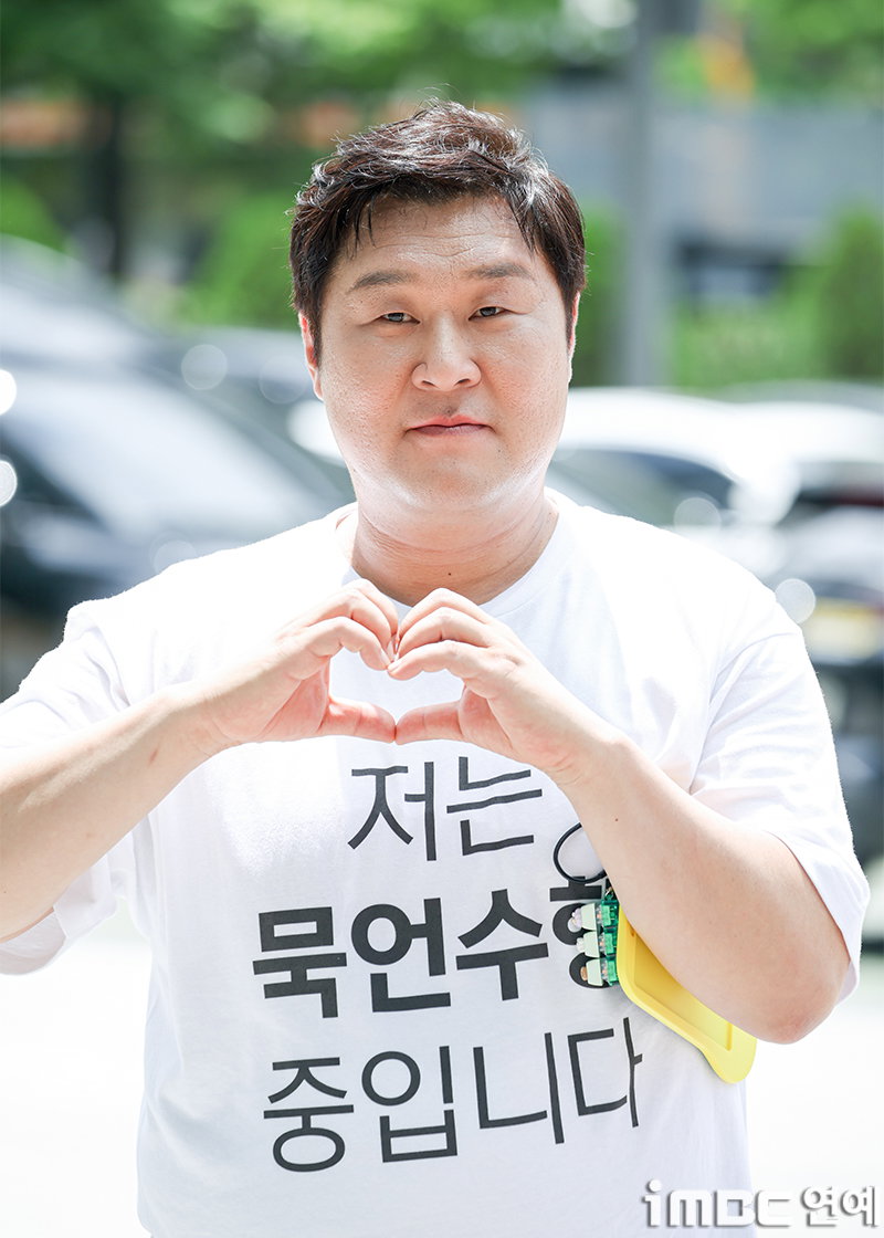[포토] 윤경호 출근길 '저는 묵언수행 중입니다'