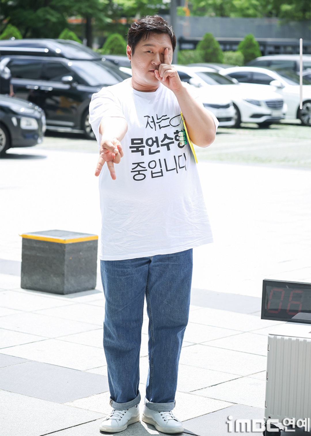 [포토] 윤경호 출근길 '저는 묵언수행 중입니다'