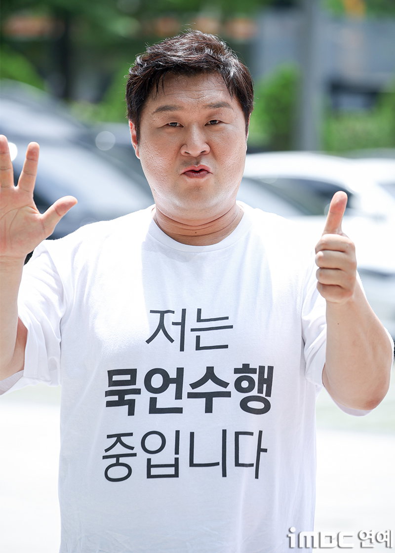 [포토] 윤경호 출근길 '저는 묵언수행 중입니다'