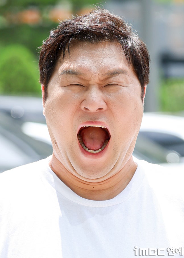 [포토] 윤경호 출근길 '저는 묵언수행 중입니다'