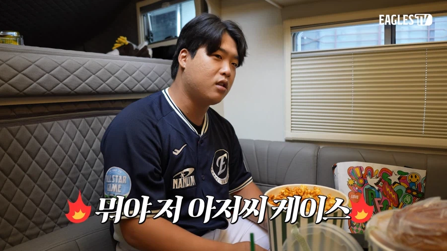 지갑형 케이스가 좋다는 20대 청년