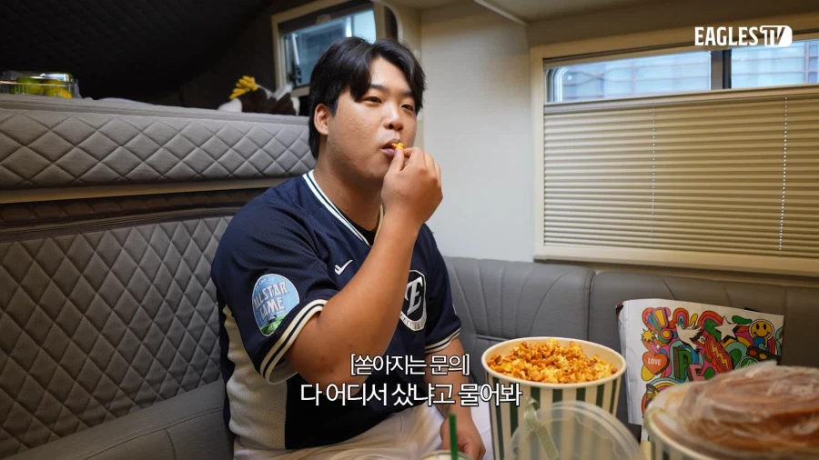 지갑형 케이스가 좋다는 20대 청년