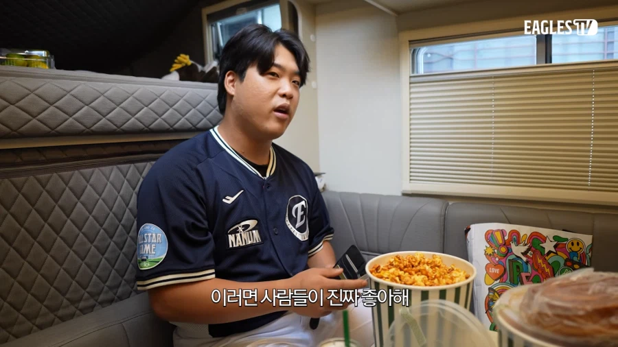 지갑형 케이스가 좋다는 20대 청년