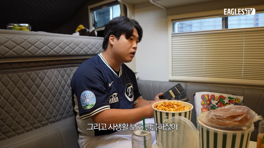 지갑형 케이스가 좋다는 20대 청년