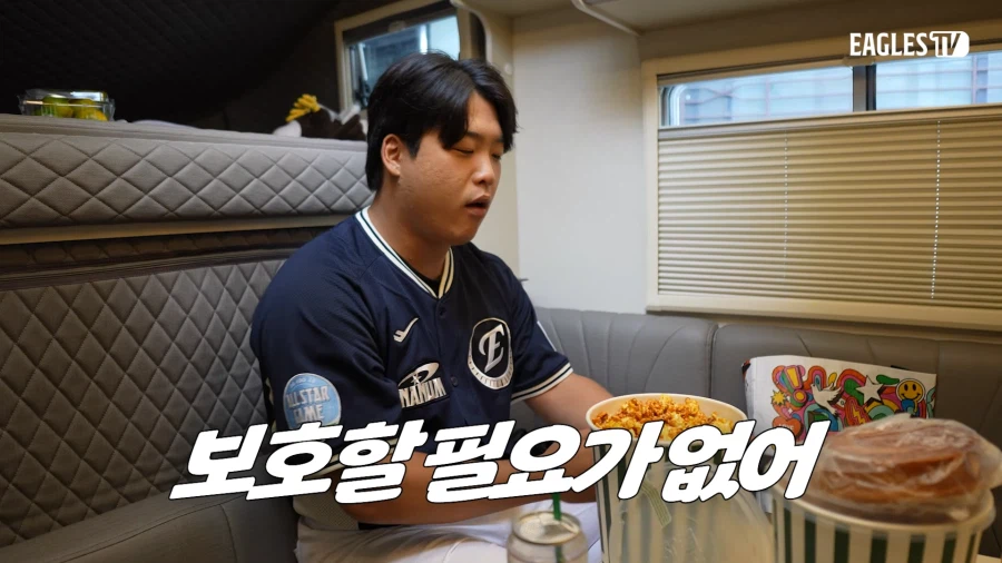 지갑형 케이스가 좋다는 20대 청년