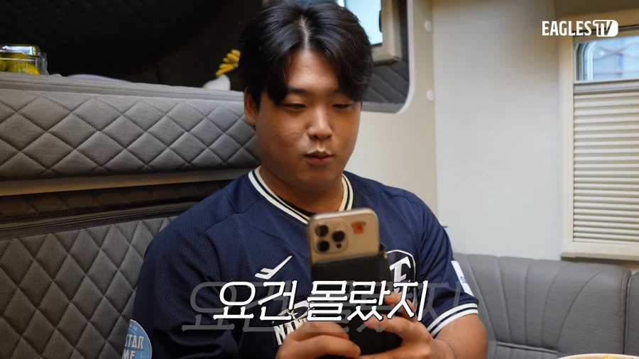 지갑형 케이스가 좋다는 20대 청년