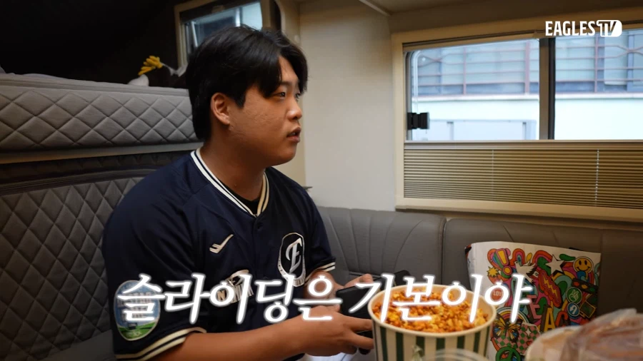지갑형 케이스가 좋다는 20대 청년