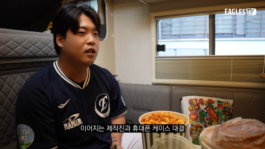 지갑형 케이스가 좋다는 20대 청년
