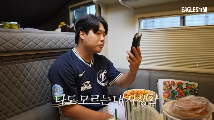 지갑형 케이스가 좋다는 20대 청년