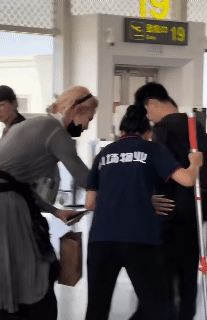 계속 따라오는 사생한테 음료수 집어던진 중국 연예인 ㄷㄷㄷ