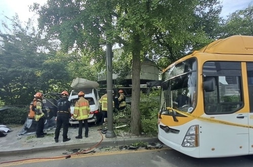 분당 정자역서 벤츠, 인도로 돌진…1명 사망, 2명 부상